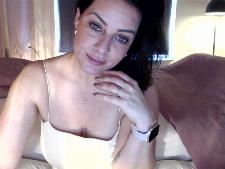 Een medium cam dame met bruin haar gedurende de webcamseks