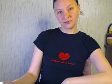 Een normale webcamdame met bruin haar tijdens de camsex