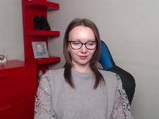 Een tengere webcam dame met bruin haar gedurende de webcamsex
