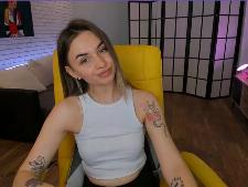 Deze cam girl demonstreert haar BH maat B boezem voor de sex webcam