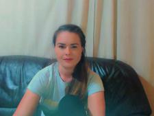 Een kleine camgirl met bruin haar tijdens de webcam seks