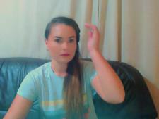Deze cam girl demonstreert haar behamaat B borsten voor de webcam