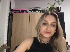 De Europese cam babe AngelViky tijdens 1 van haar webcamseks uitvoeringen