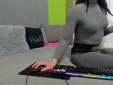 De Aziatische camgirl AlisSoul gedurende een van der webcamsex uitvoeringen