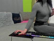 Een normale webcam girl met bruin haar gedurende de camsex