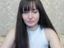 Een normale cam vrouw met bruin haar tijdens de cam seks