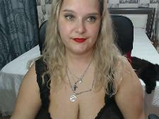 Een mollige webcam dame met blond haar tijdens de webcamseks
