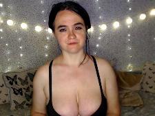 Een normale webcam vrouw met zwart haar gedurende de webcam sex