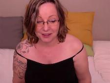 Live cam dame showt der BH maat C borstpartij achter de sexcam