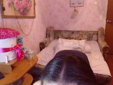 Een kleine webcam babe met zwart haar gedurende de webcam seks