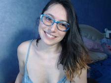 Deze webcam girl showt der cup maat B boezem achter de sexchat