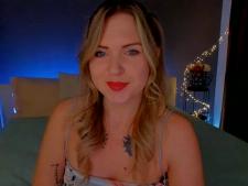 Een tengere cam dame met blond haar gedurende de webcam sex