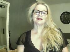 Een normale cam dame met blond haar gedurende de webcamseks
