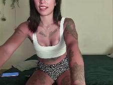 Een doorsnee webcam girl met zwart haar gedurende de cam sex