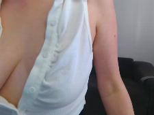 Onze webcamdame demonstreert haar cup maat B tieten voor de sexchat
