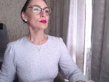 Een grote cam dame met bruin haar gedurende de cam sex