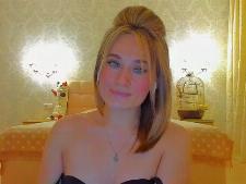 Een smalle webcam dame met blond haar tijdens de webcamseks