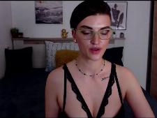 Een doorsnee camgirl met bruin haar gedurende de webcam sex