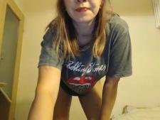 Een forse webcam vrouw met bruin haar tijdens de webcam seks