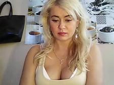 Een medium webcamdame met blond haar gedurende de webcamsex
