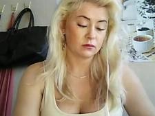 Onze webcam girl toont haar beha maat D boezem voor de seks chat