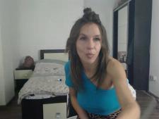 Een slanke webcam vrouw met blond haar tijdens de webcamsex