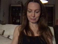 Een gewone webcam babe met bruin haar tijdens de camsex
