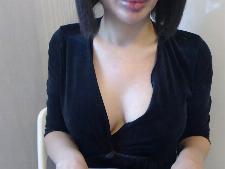 Een fijne webcam dame met zwart haar tijdens de webcam seks