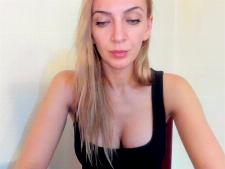 De Europese webcam girl Sasha tijdens een van der camseks uitvoeringen