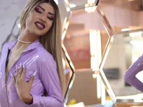 Paarse latex en een sexy meisje