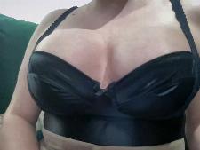 Deze cam dame demonstreert der behamaat C borsten voor de sex webcam