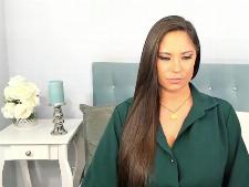 Een normale webcam dame met bruin haar tijdens de webcam seks