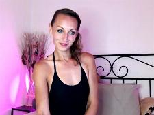 Onze webcam babe toont haar BH-maat B boezem achter de seks chat
