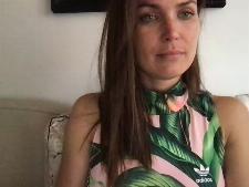 Onze webcamdame demonstreert haar beha maat C boezem achter de sexchat