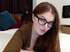 Een gewone webcam girl met bruin haar gedurende de webcamseks
