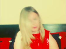 Een tengere cam babe met blond haar gedurende de webcam seks